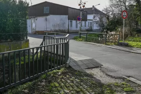 Die Brücke am Spielplatz Dicker Baum sieht unbedeutend aus, ist aber unter anderem für die Feuerwehr wichtig. 