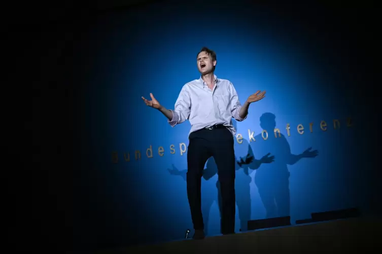 Wo sonst Politiker sprechen: „Ministerpräsident“ Fabian Hinrichs in der Bundespressekonferenz.