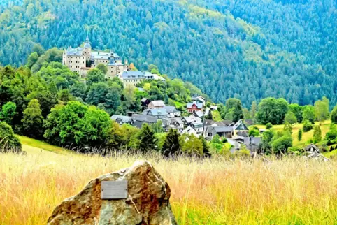 Die mittelalterliche Burg Lauenstein taucht beim Wandern an der einstigen innerdeutschen Grenze zwischen Thüringen und Bayern au