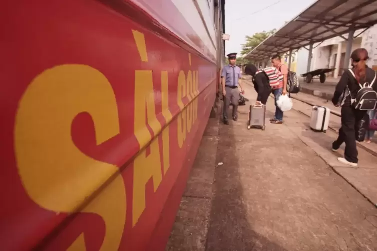 Am Bahnhof in Da Nang steigen voll beladene Einheimische zu. Ein Verwandtenbesuch ohne Mitbringsel wäre nicht die feine vietname