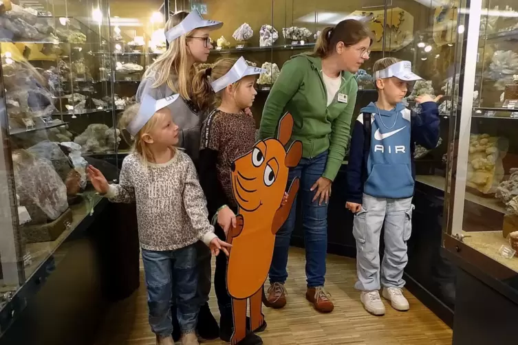 Die Kinder bestaunen gemeinsam mit Museumspädagogin Dorothee Suray Minerale im Pfalzmuseum.