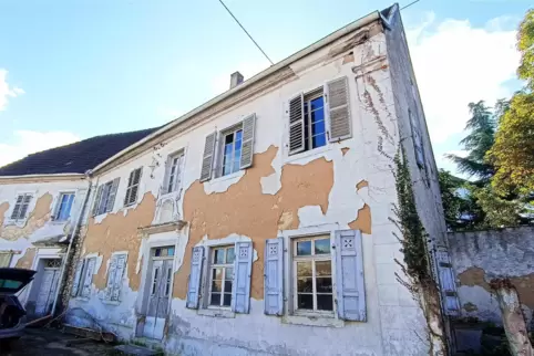 Ungefähr ein halbes Jahrhundert steht das spätbarocke Herrenhaus schon leer – der Zahn der Zeit hat sichtlich an ihm genagt.