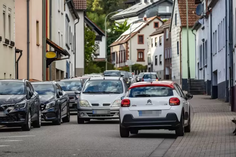 Die Bechhofer Hauptstraße ist für den Straßenverkehr zu schmal. Rücksichtslose Autofahrer tragen regelmäßig zu haarsträubenden S