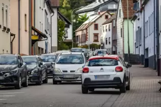 Die Bechhofer Hauptstraße ist für den Straßenverkehr zu schmal. Rücksichtslose Autofahrer tragen regelmäßig zu haarsträubenden S