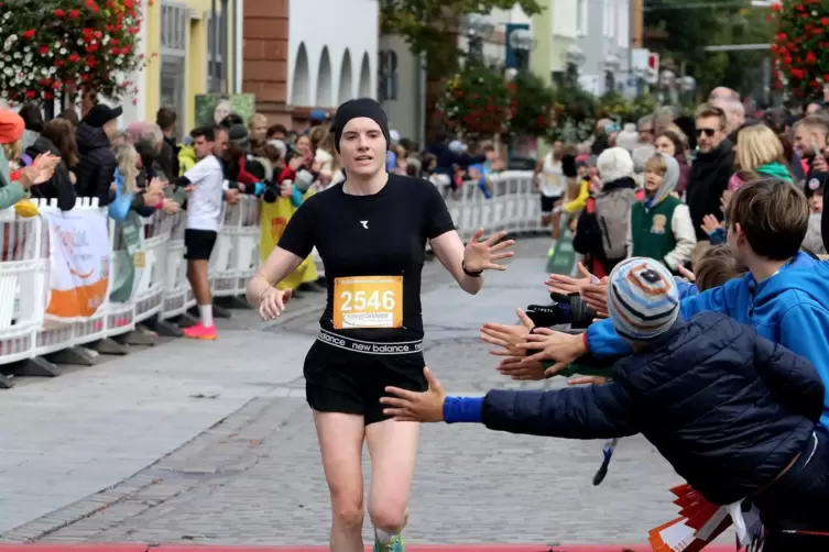 Die Kölnerin Elisa Herold, Erste im Halbmarathon. 