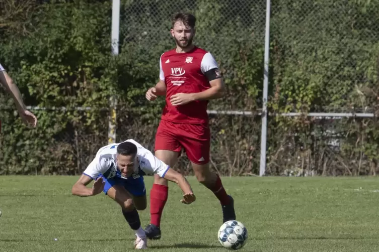 Beim ASV Winnweiler, hier Nick Pfannenstein (in Rot) im Spiel gegen Münchweiler, läuft es derzeit in der A-Klasse. 