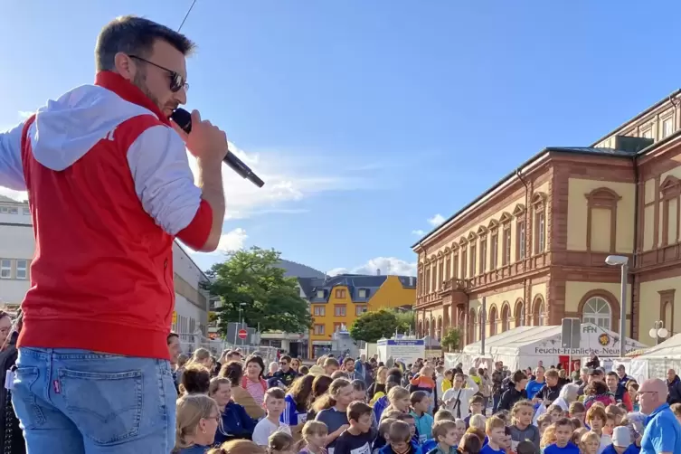 Frank Weisenburger kündigt den Schülerlauf über 1000 Meter an. 