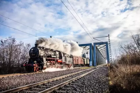 Die Lok 58 311, die am 13. Oktober zwischen Grünstadt, Eisenberg und dem Eiswoog unterwegs ist, wurde 1921 gebaut. 