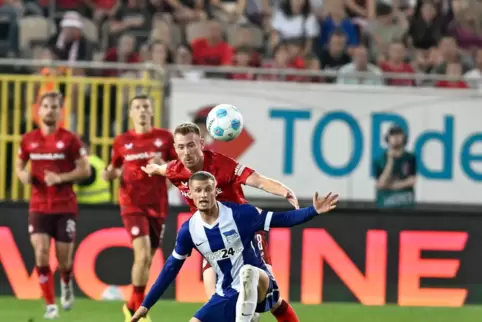 Jannik Mause, hier im Zweikampf mit dem Berliner Michaël Cuisance, kam im Sommer zum FCK. Er hatte Anpassungsschwierigkeiten. Do