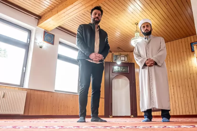  Burak Vurgun (links) und Imam Faruk Yahyaouglu im Gebetsraum der Moschee. 