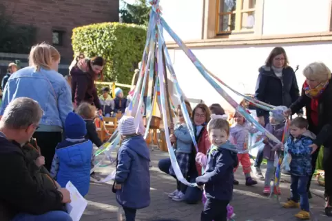 Hatten ihren Spaß: die Kinder beim Erntetanz.