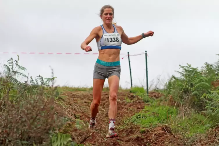 Natascha Hartl ist souveräne Pfalzmeisterin im Crosslauf auf der Langdistanz.