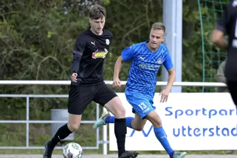 Felix Jung (links) spielt in Mutterstadt mitunter im defensiven Mittelfeld. 