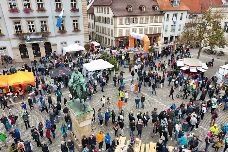 Zur Mittagszeit erwarten die Zuschauer auf dem Rathausplatz die ersten Marathonläufer im Ziel. 