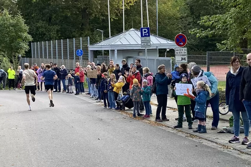 Am Stadion wurden die Läufer begeistert geklatscht.