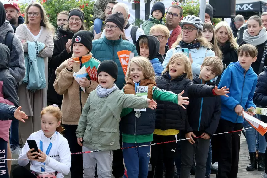 Die Jugend am Zieleinlauf.