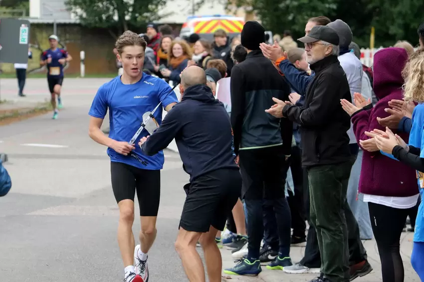 Erster Wechsel beim Halbmarathon - von Marty Silzle zu Bernd Brechtel (rechts).