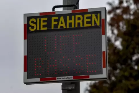 Mit mobilen Anzeigen – hier ein Beispiel aus Bobenheim-Roxheim – will die Stadt Autofahrer dazu animieren, das Tempolimit einzuh