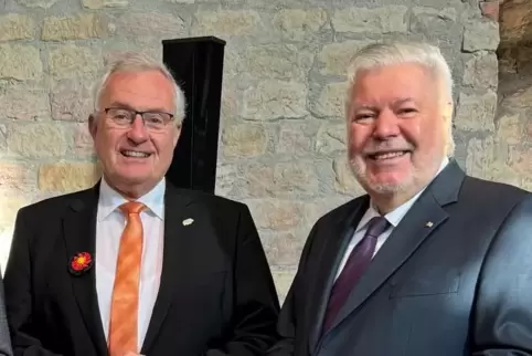 Alphatiere unter sich: Ex-Ministerpräsident Kurt Beck (rechts) gratuliert Alt-OB Theo Wieder.