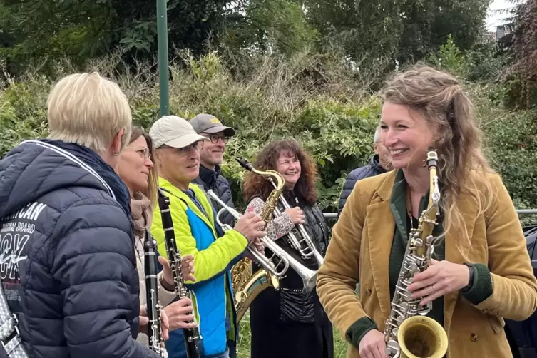 Eine buntgemischte Truppe hat sich für den musikalischen Spaziergang mit Nicole Johänntgen (rechts) zusammengefunden. 