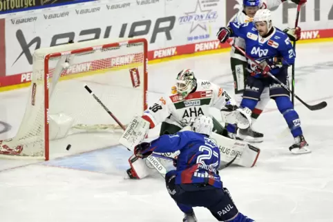 Yannick Proske erzielt gegen den Augsburger Torwart Strauss Mann das Tor zum 1:0 für die Adler.