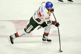 Denis Reul im Trikot der Augsburger Panther als Gegner der Adler Mannheim.