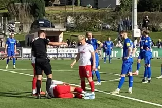 Da schien sich die erste Saisonniederlage des FKP anzubahnen. Schiedsrichter Luis Herrig pfiff nach einem Foul von Manuel Grünna