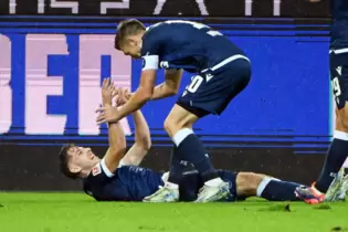 Traumtorschütze: Leon Jensen traf zum 2:1, Marvin Wanitzek gratuliert.