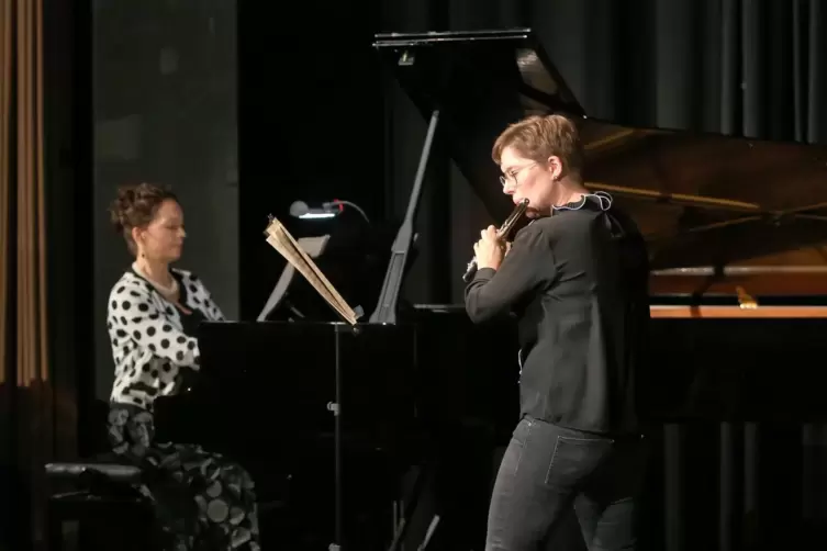 Sonia Achkar (links) und Sonia Koch spielten gemeinsam Werke von Mel Bonis und Eduard Elgar. 