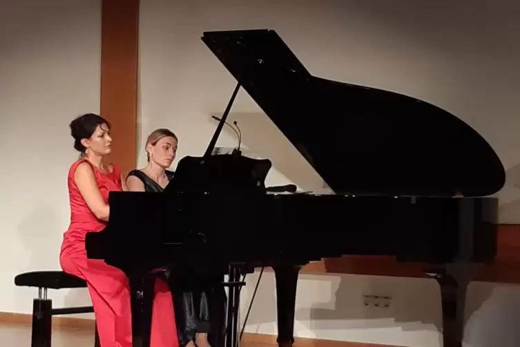 Sandra Urba (links) und Anna Anstett entlockten dem Bechstein-Flügel das ganze Spektrum an Tönen. 