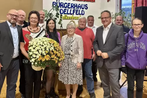 Ein großer Blumenstrauß für die ehemalige Bürgermeisterin Doris Schindler: Von links Marcus Spies, Ralf Gessner, Doris Schindler