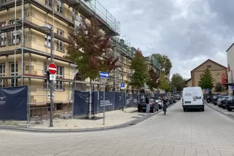 Unter anderem die Ostbahnstraße an der Sparkasse soll für Autos wieder in beide Richtungen befahrbar sein. 