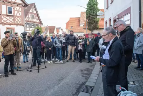 Etwa 60 Menschen sind zu der Gedenkfeier gekommen.