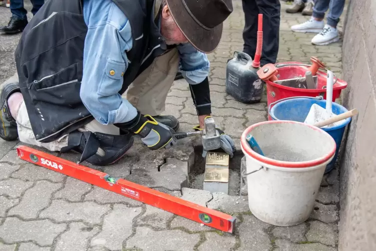 Der Künstler Gunter Demnig verlegt die Stolpersteine in der Oberen Hauptstraße.