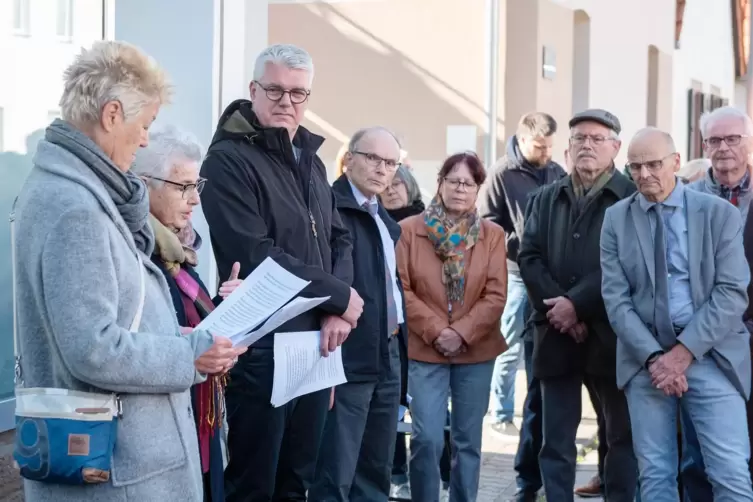  Birgit Emnet, Ruth Landy, Jochen Emnet und Mike Landy (von links nach rechts) erinnern an Jakob und Wilhelmina Weil.