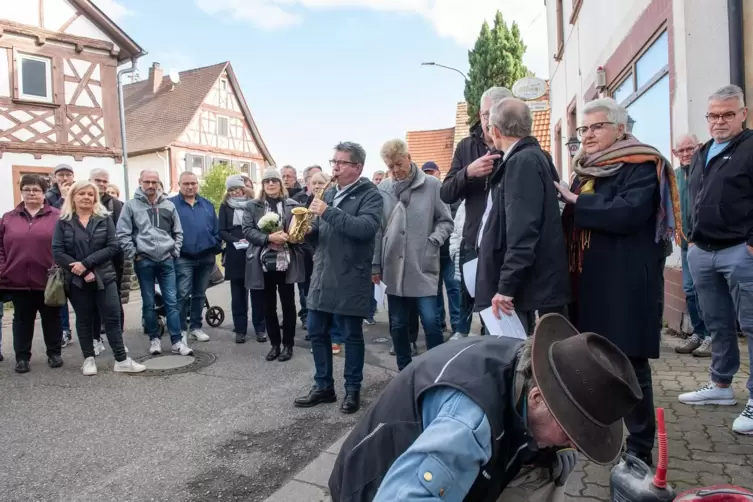 Zum ersten Mal sind in Lustadt Stolpersteine verlegt worden.