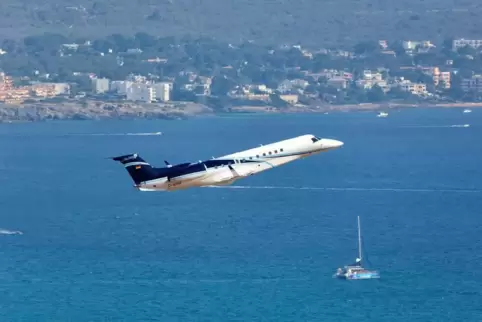 Ein privater Flieger hebt vom Flughafen der spanischen Mittelmeerinsel Mallorca ab. Inzwischen sind es 30 pro Tag.