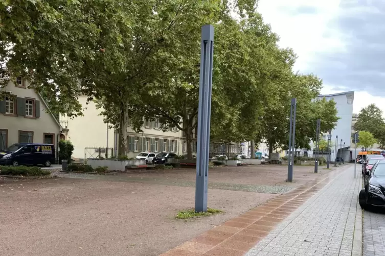 St.-Guido-Stifts-Platz: der an die Wormser Straße angrenzende Bereich ist heute unbegrünt.