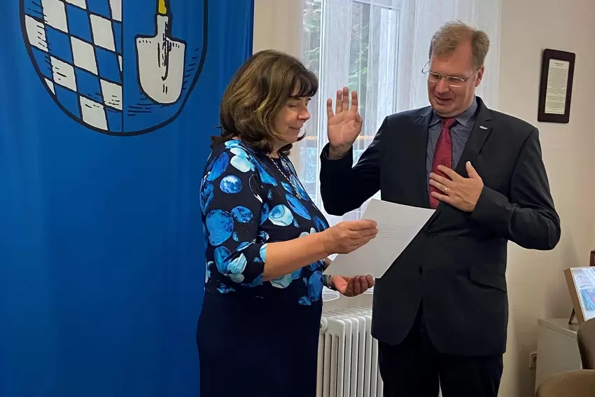 Thorsten Ralle bei seiner Vereidigung durch Oberbürgermeisterin Jutta Steinruck (parteilos).