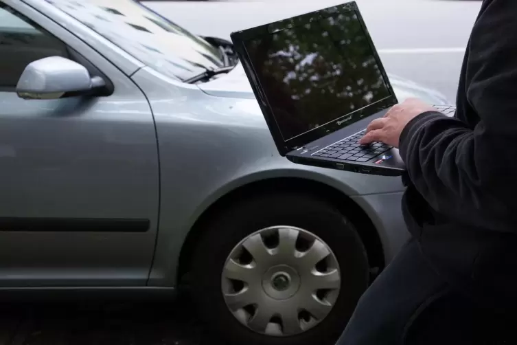 Um vermeintliche Zufallsbegegnungen herbeiführen zu können, soll der Angeklagte das Auto seiner mit einem GPS-Sender ausgestatte