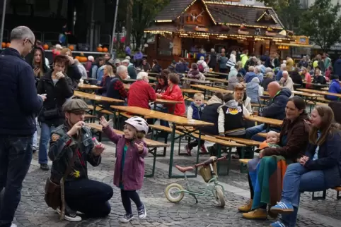 Die Bierbänke auf dem Rathausplatz waren gut frequentiert.