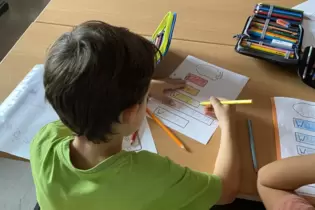 In der ersten Stunde lernten die Kinder die fünf W-Fragen rund ums Thema Erste Hilfe.