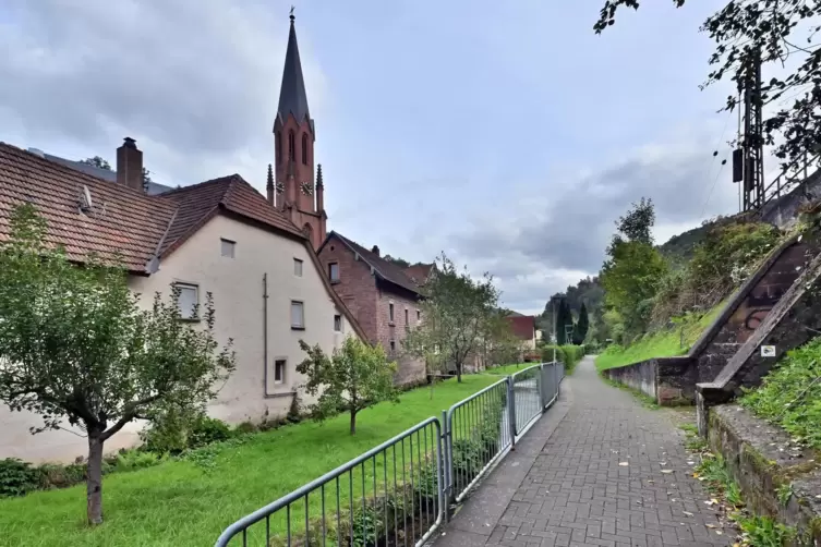 Der Radweg hinter der Kirche. 