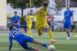 David Schehl vom SV Morlautern (rechts) geht hier an Luca Just vom TSV Schott Mainz vorbei. 