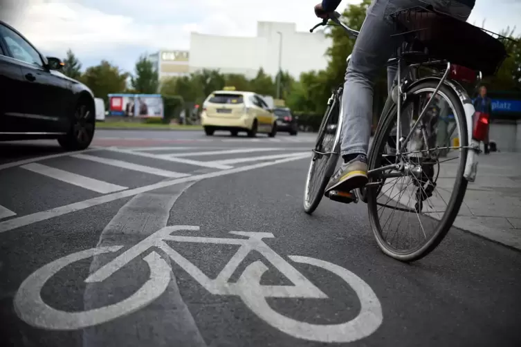 Wer sich auf dem Fahrrad im Straßenverkehr sicher fühlt , lässt öfter das Auto stehen. Hier will die Gemeinde ansetzen.