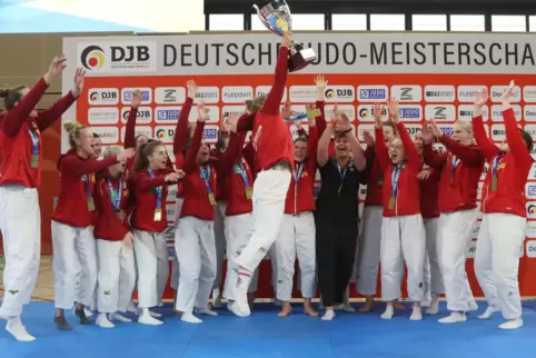 Frenetisch feierten die Frauen aus Speyer den Gewinn der deutschen Meisterschaft. 