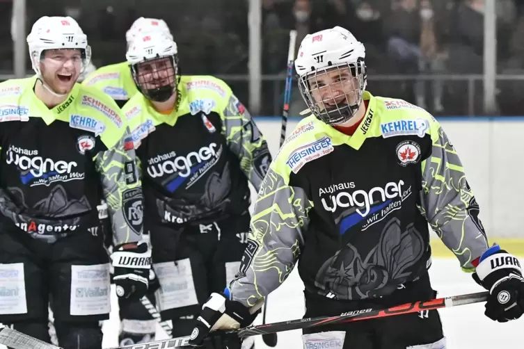 „Hornisse“ Erik Betzold (rechts, hier ein Archivbild) erzielte am Samstag in Mannheim den Siegtreffer für den EHC Zweibrücken zu