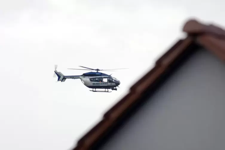 Ein Polizeihubschrauber kreist 2017 nordöstlich von Dudenhofen auf der Suche nach einer vermissten Person. 