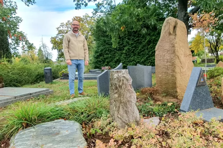 Rainer Stucky ist auf die Gestaltung von Grabmalen spezialisiert. Er beschäftigt sich auch intensiv mit Fragen einer modernen Fr