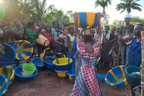 Wasser ist Leben: Frauen und Männer in Tshikapa mit Behältnissen zum Transport von Trinkwasser.